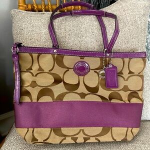 COACH PLUM / KHAKI SIGNATURE STRIPE ZIP TOTE BAG